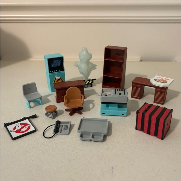 Ghostbusters lot includes figures, cars & firehouse - Picture 15 of 16